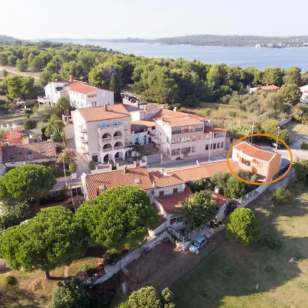 Apartment Petra Near Veruda